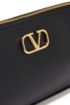 حقيبة كروس بودي صغيرة بشعار V